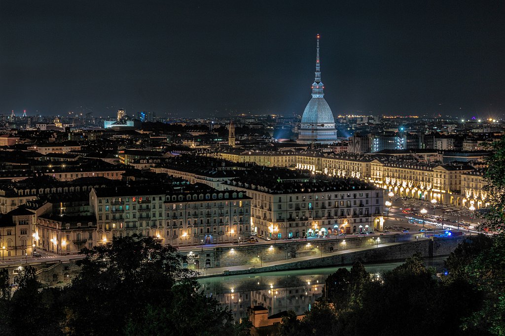 23 - LA MOLE TRA I VECCHI PALAZZI.jpg